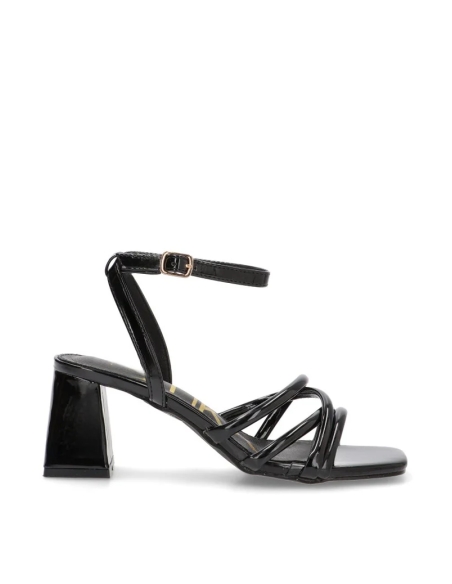 SANDALIAS DE TACON ETIKA TIRAS CHAROL NEGRO 90005